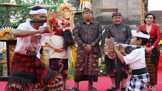 SAHASRA WARSA BATUAN : Wakil Gubernur Bali Tjokorda Oka Artha Ardhana Sukawati membuka acara Sahasra Warsa Batuan di Desa Batuan, Kecamatan Sukawati, Gianyar, Minggu (18/12) sore. Ist   