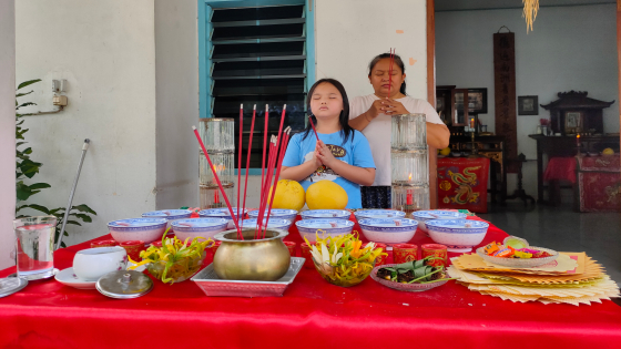 TUTUP TAHUN : Persembahyangan Ronde dalam ritual tutup tahun di keluarga Tiongkok di Singaraja. Dian Suryantini/Bali Express