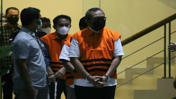 DITAHAN : Wakil Ketua DPRD Jawa Timur Sahat Tua Simandjuntak menggunakan rompi tahanan di gedung KPK, Jakarta, Jumat (16/12) lalu. JPG