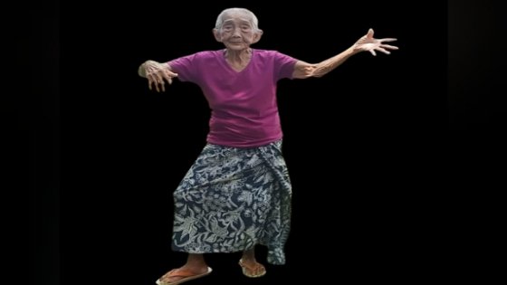 TINGGAL KENANGAN : Ni Ketut Nepa menarikan Tari Berko saat ditemui di rumahnya pada awal Januari 2022. Dok Bali Express