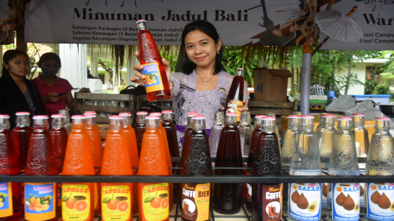 NOSTALGIA : Generasi 90an pasti pernah merasakan es minuman ini, ini kembali disajikan di Denfest. Agung Bayu/Bali Express
