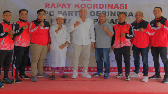 PENANG : Ketua Pertina Bali Made Muliawan Arya melepas keberangkatan empat petinju dan official, Sabtu (24/12) untuk ikuti Kejuaraan International Boxing Tournament 2022 di Penang, Malaysia. Ist