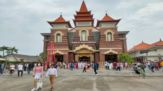 NATAL : Suasana perayaan Natal di Gereja Paroki Santo Paulus, Singaraja, Minggu (25/12). Dian Suryantini/Bali Express