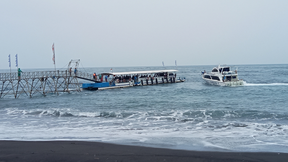 NUSA PENIDA : Fastboat di Pelabuhan Tribuana yang akan membawa penumpang ke Nusa Penida, Minggu (25/12). I Wayan Adi Prabawa/Bali Express