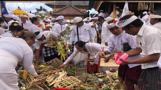 UPACARA : Umat Hindu menggelar upacara Pamarisudha Bumi di Pura Watu Klotok, Klungkung, Jumat (23/12). Wayan Adi Prabawa/Bali Express