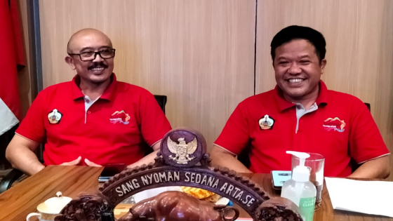 BERI KETERANGAN : Bupati Bangli Sang Nyoman Sedana Arta (kanan) didampingi Wakil Bupati I Wayan Diar. Ist