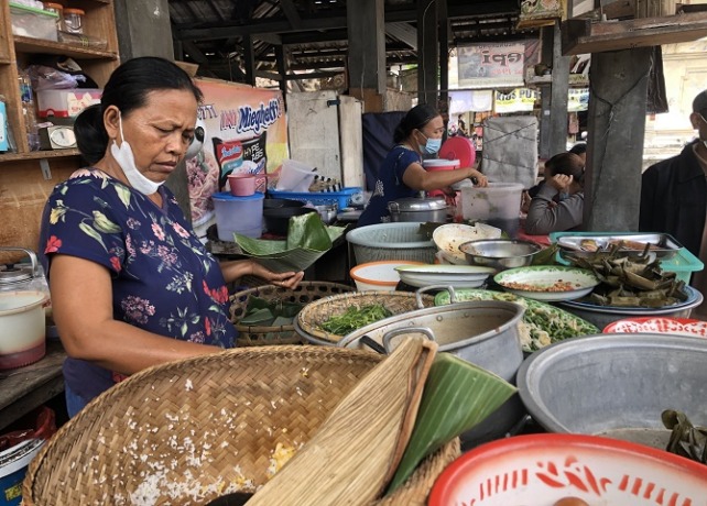 PULUHAN TAHUN: I Wayan Suparmi seorang penjual serombotan sejak sekitar 35 tahun lalu. (I WAYAN ADI PRABAWA/BALI EXPRESS)