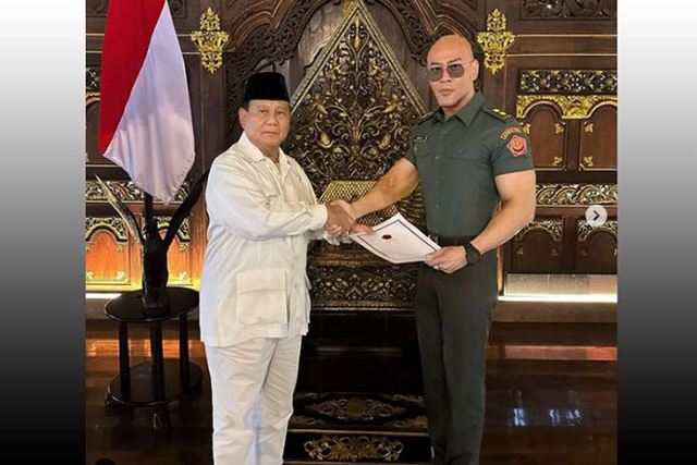 PANGKAT: Artis Deddy Corbuzier diberikan pangkat  Tituler TNI AD oleh Menhan.