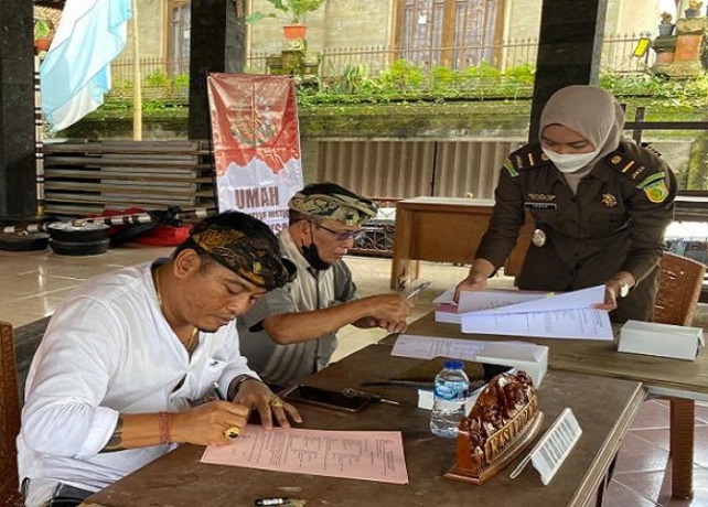 SELESAI: Suasana penyelesaian kasus pencemaran nama baik yang difasilitasi Kejari Bangli, Selasa (6/12). (Istimewa)