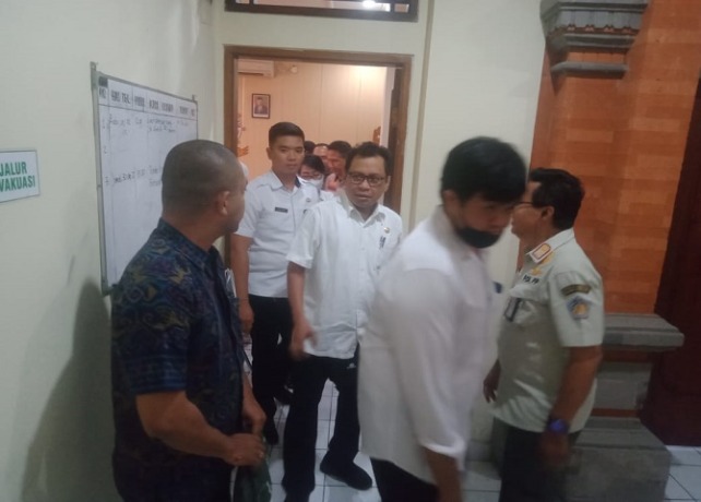 RAPAT : Suasana kantor Satpol PP Provinsi Bali usai rapat dengan pihak Sky Garden, Rabu (28/12). (ISTIMEWA)