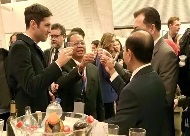 BAWA ARAK  : Gubernur Bali, Wayan Koster kenalkan Arak Bali pada Groundwater Summit 2022 di UNESCO Paris. (HUMAS PEMPROV BALI FOR BALI EXPRESS)