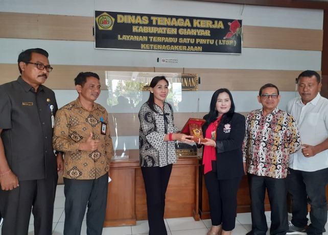 ANTUSIAS : Study balasan Asosiasi Usaha Mikro Kecil Menengah (UMKM) Sumatera Utara, Dinas Perkebunan Provinsi Sumatera Utara, dan Fakultas Pertanian Agribisnis Universitas Sumatera Utara ke Gianyar, Jumat (2/12). (ISTIMEWA)