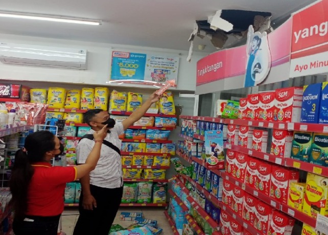 DIBOBOL : Polisi saat melakukan olah TKP di Alfamart yang ada di Jalan Raya Pantai Saba, Senin (5/12). (ISTIMEWA)