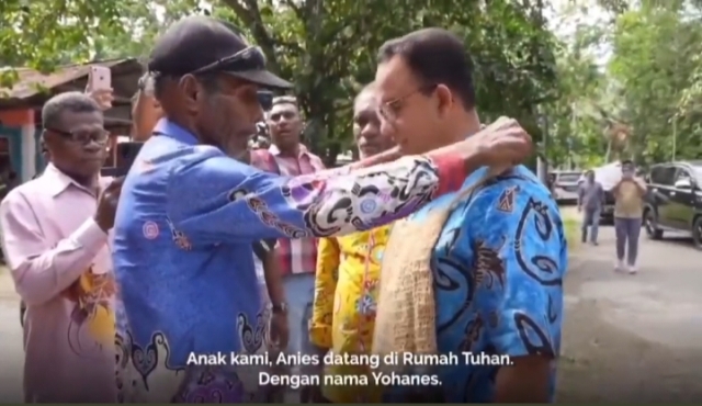 ANIES: Momen saat Anies dikalungi sebuah Noken, kemudian diberi nama Yohanes.