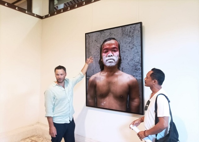 PAMERAN FOTO : Pameran fotografi karya fotografer asal dari Belanda, Ted van der Hulst di Museum ARMA, Ubud, Rabu (28/12). (DEWA RASTANA/BALI EXPRESS)