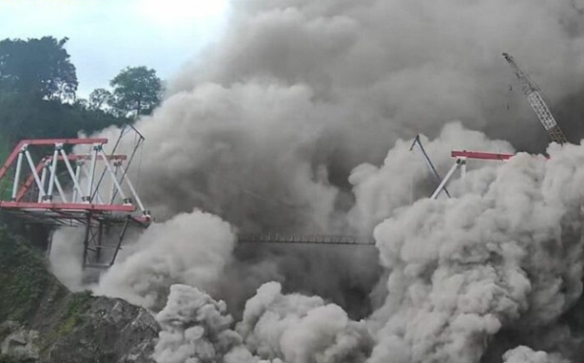 AWAN PANAS: Awan Panas Guguran (APG) Semeru sudah melampaui jembatan Gladak Perak, Minggu (4/12).