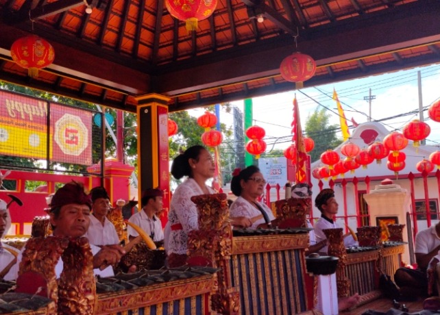 IMLEK : Perayaan Imlek di kelenteng dengan penampilan gong Bali dan perayaan Imlek di Desa Kayuputih dengan pemujaan umat Hindu. (DIAN SURYANTINI/BALI EXPRESS)
