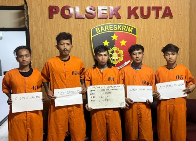 PEMALAK: Kelima pelaku pemalakan disertai pengeroyokan saat diamankan di Mapolsek Kuta. (ISTIMEWA)