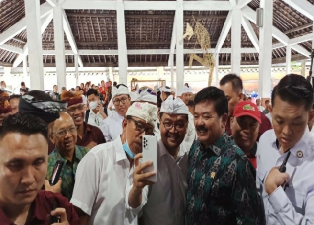 KUNJUNGAN: Menteri Agraria dan tata Ruang/Kepala Badan Pertanahan Nasional, Hadi Tjahjanto (baju batik) saat berfoto bersama dalam kunjungan ke Banjar Mumbul, Kelurahan Benoa, Kuta Selatan, Jumat (27/2). (ISTIMEWA)