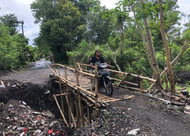 JEMBATAN DARURAT: Kondisi jembatan darurat yang dibuat warga di Desa Jungutan, Bebandem, Karangasem sudah mulai lapuk. (ADI PRABAWA/BALI EXPRESS)