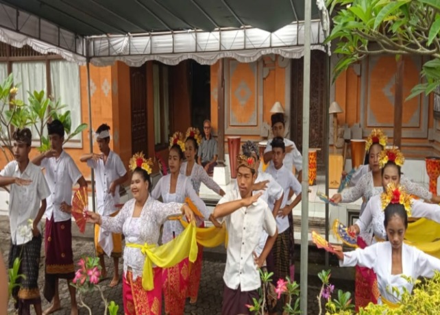 PERSIAPAN :  Anak-anak Yayasan Anak Unik di Banjar Tengkulak Kaja Desa Kemenuh Kecamatan Sukawati, Gianyar, menarikan tari Janger waktu lalu. (ISTIMEWA)