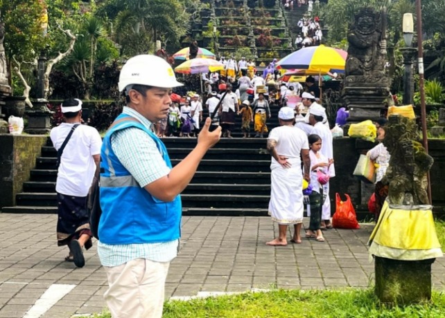 SAMBUNG LISTRIK: PLN rampungkan penyambungan listrik di Kawasan Pura Besakih. (ISTIMEWA)