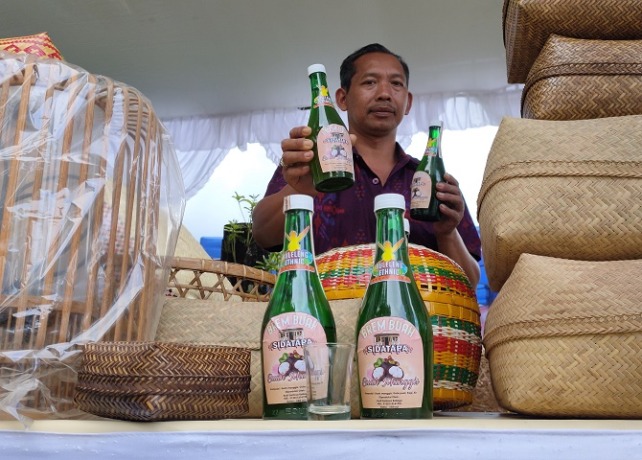 INOVATIF : Putu Sinar Jaya, pembuat brem manggis dari desa Sidetapa, Kecamatan Banjar. (DIAN SURYANTINI/BALI EXPRESS)