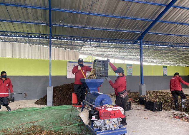 PENGOLAHAN: Aktivitas pengolahan sampah di TPS3R Pudak Mesari, Rabu (11/1). (RESA KERTAWEDANGGA/BALI EXPRESS)