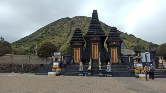 MADYA MANDALA : Areal madya mandala Pura Luhur Poten Bromo. I Putu Mardika/Bali Express