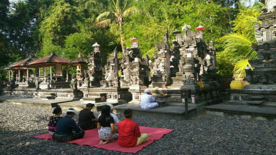 SEMBAHYANG : Beberapa orang sembahyang di Pura Negara Gambur Anglayang. I Putu Mardika/Bali Express