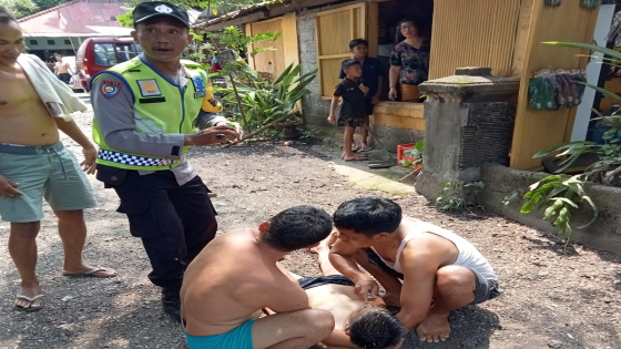 DITOLONG : Korban tenggelam dievakuasi dari kolam renang dan dibawa ke rumah sakit. Ist