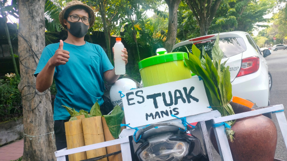 TUAK MANIS : Dengan senyum manis Wikan menjual tuak manis keliling Denpasar. Agung Bayu/Bali Express