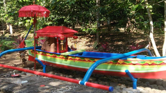 UNIK: Palinggih Ratu Subandar di areal Pura Purohita berada di atas perahu. I Putu Mardika/Bali Express