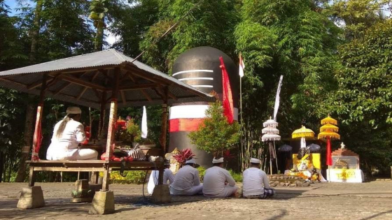 REKOR MURI : Palinggih Lingga setinggi hampir 6 meter di Pura Purohita di Desa Unggahan, Kecamatan Seririt, Buleleng, masuk rekor MURI.