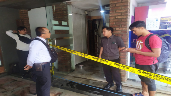 CEK LOKASI : Petugas Polsek Karangasem cek lokasi ATM Bank BCA di wilayah Desa Bugbug, yang dibobol. Ist
