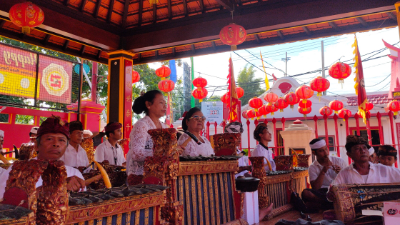 GONG IMLEK : Perayaan Imlek di kelenteng diiringi tetabuhan gong Bali. Dian Suryantini/Bali Express