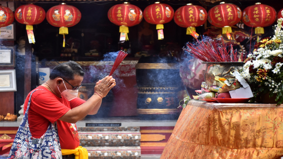 AKULTURASI : Umat Budha dan Hindu saat melakukan persembahyangan bersama di Griya Kongco Tanah Kilap saat perayaan Imlek 2574, Minggu (22/1). Agung Bayu/Bali Express