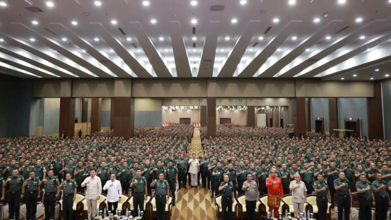 BABINSA : Menteri Pertahanan Republik Indonesia (Menhan RI) Prabowo Subianto berdialog dan berikan pengarahan kepada 2.000 orang anggota Babinsa Kodam I Bukit Barisan di Medan, Sumatera Utara, Jumat (27/1) lalu.  Ist