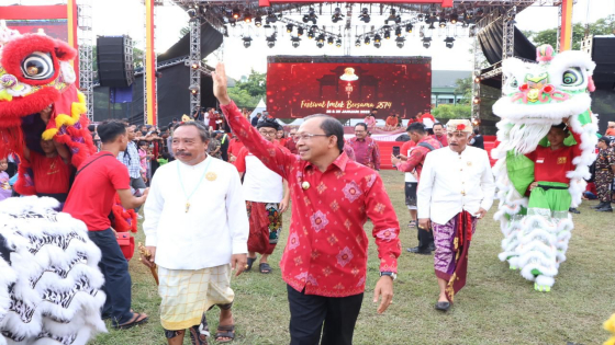 PERAYAAN IMLEK : Gubernur Bali Wayan Koster bersama Wagub Cok Ace merayakan Tahun Baru Imlek 2574 di Lapangan Puputan Badung, Denpasar, Minggu (29/1).Humas Pemprov Bali for Bali Express