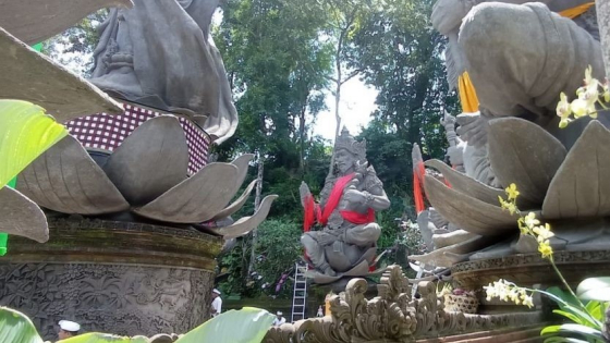 PATUNG : Pura Beji Amerta Gangga kini dilengkapi patung Dewata Nawa Sanga. (Istimewa)