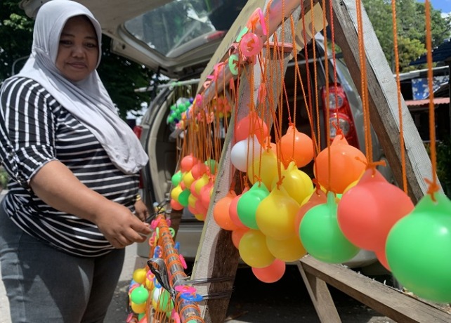 VIRAL: Salah satu pedang lato-lato di Jalan Letda Tantular, Dangin Puri Klod, Denpasar Timur.(NI KADEK RIKA RIYANTI/BALI EXPRESS)