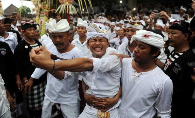 NGEREBONG : Salah satu tradisi ngunying yang dilaksanakan saat upacara Ngerebong di Pura Agung Petilan Pengerebongan, Kesiman, Denpasar Timur.