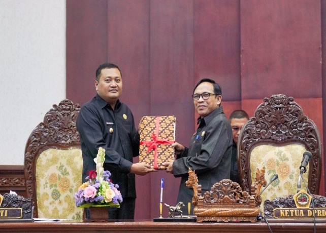 DITETAPKAN : Rapat Paripurna Pengambilan Keputusan Rancangan Peraturan Daerah tentang Rencana Tata Ruang Wilayah (RTRW) Kabupaten Gianyar Tahun 2023-2043 oleh DPRD Kabupaten Gianyar bersama Bupati Gianyar, Senin (30/1). (ISTIMEWA)
