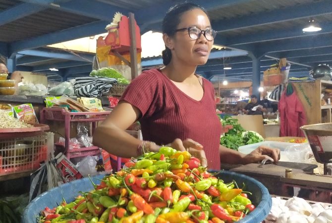 CABAI: Seorang pedagang di Pasar Kidul Bangli menyampaikan harga cabai tembus Rp 100 ribu per kilogram. (I Made Mertawan/Bali Express)