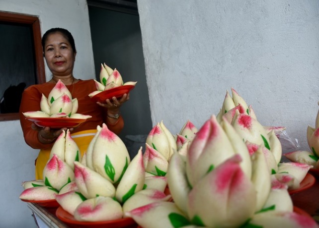 KUE SHINTAO : Kue Shintao atau Kue Teratai yang wajib ada saat Hari Raya Imlek. (AGUNG BAYU/BALI EXPRESS)