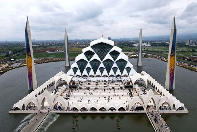Pembangunan Masjid Al Jabbar di Provinsi Jawa Barat yang telah rampung