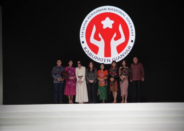 ANDALAN : Bupati Gianyar Made Mahayastra bersama Ketua Dekranasda Gianyar Ny. Ida Ayu Surya Adnyani Mahayastra dalam perhelatan Indonesia Fashion Week (IFW), Jumat (24/2) di JCC, Jakarta.(ISTIMEWA)