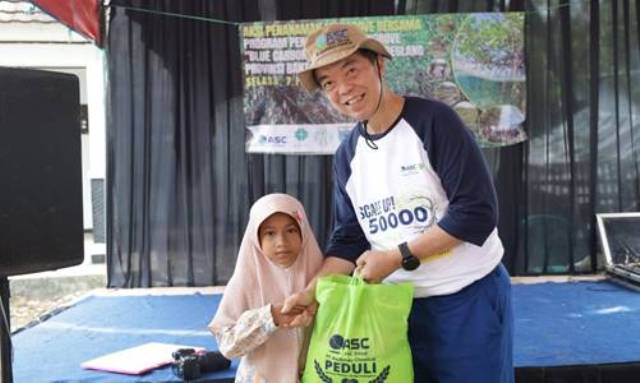 BAGI SEMBAKO: Manajemen PT Asahimas Chemical membagikan paket sembako kepada masyarakat kategori ekonomi lemah dan santunan bagi anak yatim di Balai Desa Ujung Jaya, Sumur, Pandeglang, Selasa (7/2).