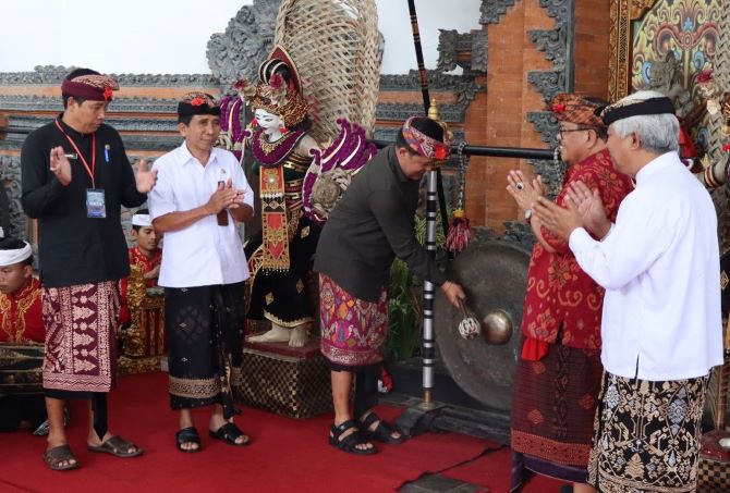 PUKUL GONG: Pembukaan Bulan Bahasa Bali di Kabupaten Bangli ditandai dengan pemukulan gong oleh Bupati Bangli Sang Nyoman Sedana Arta, Senin (13/2). (Istimewa)