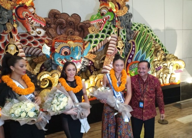 ROMBONGAN : Kedatangan rombongan Miss Universe di Bandara Ngurah Rai, Tuban, Badung disambut Kadispar Bali, Tjok Bagus Pemayun. (ISTIMEWA)